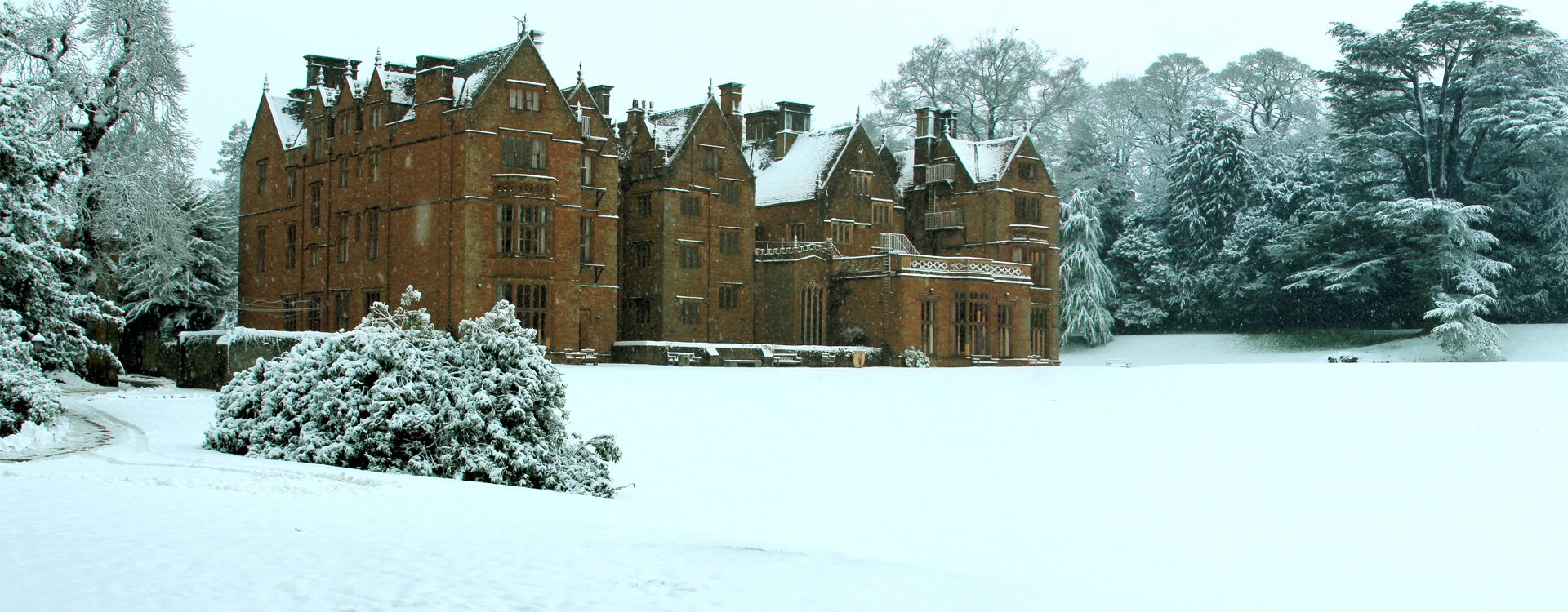 fdu-wroxton-abbey-covered-snow